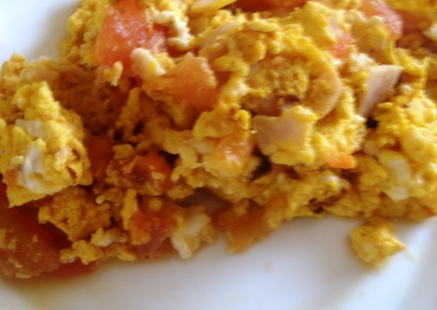 Fotografia przedstawiająca Pożywna jajecznica z pomidorem