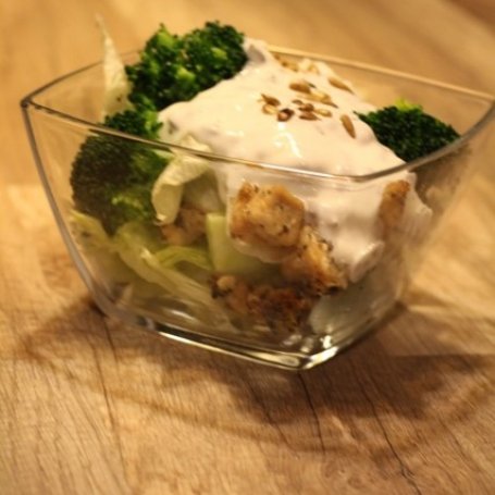 Krok 3 - Pożywna sałatka z brokułem, słonecznikiem i kurczakiem foto