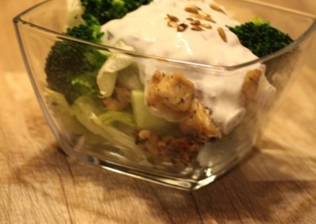 Fotografia przedstawiająca Pożywna sałatka z brokułem, słonecznikiem i kurczakiem