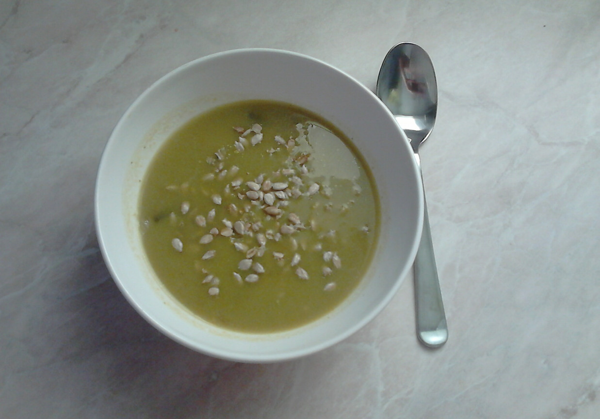 Pożywna zupa brokułowa z pieczarkami foto