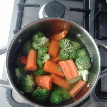 Krok 2 - Pożywna zupa brokułowa z pieczarkami foto