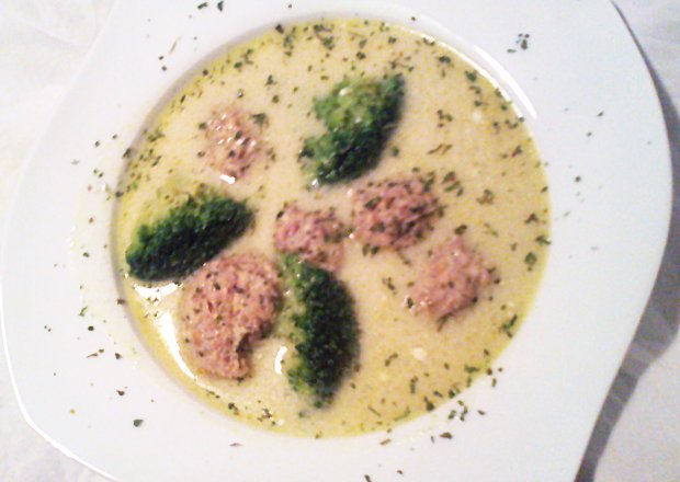 Fotografia przedstawiająca Pożywna zupa brokułowa
