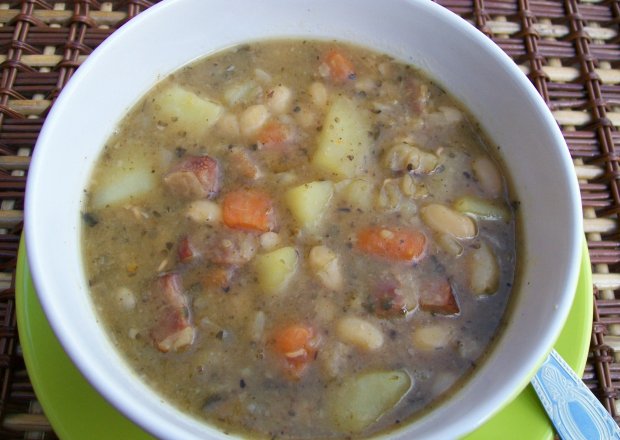 Fotografia przedstawiająca Pożywna zupa fasolowa