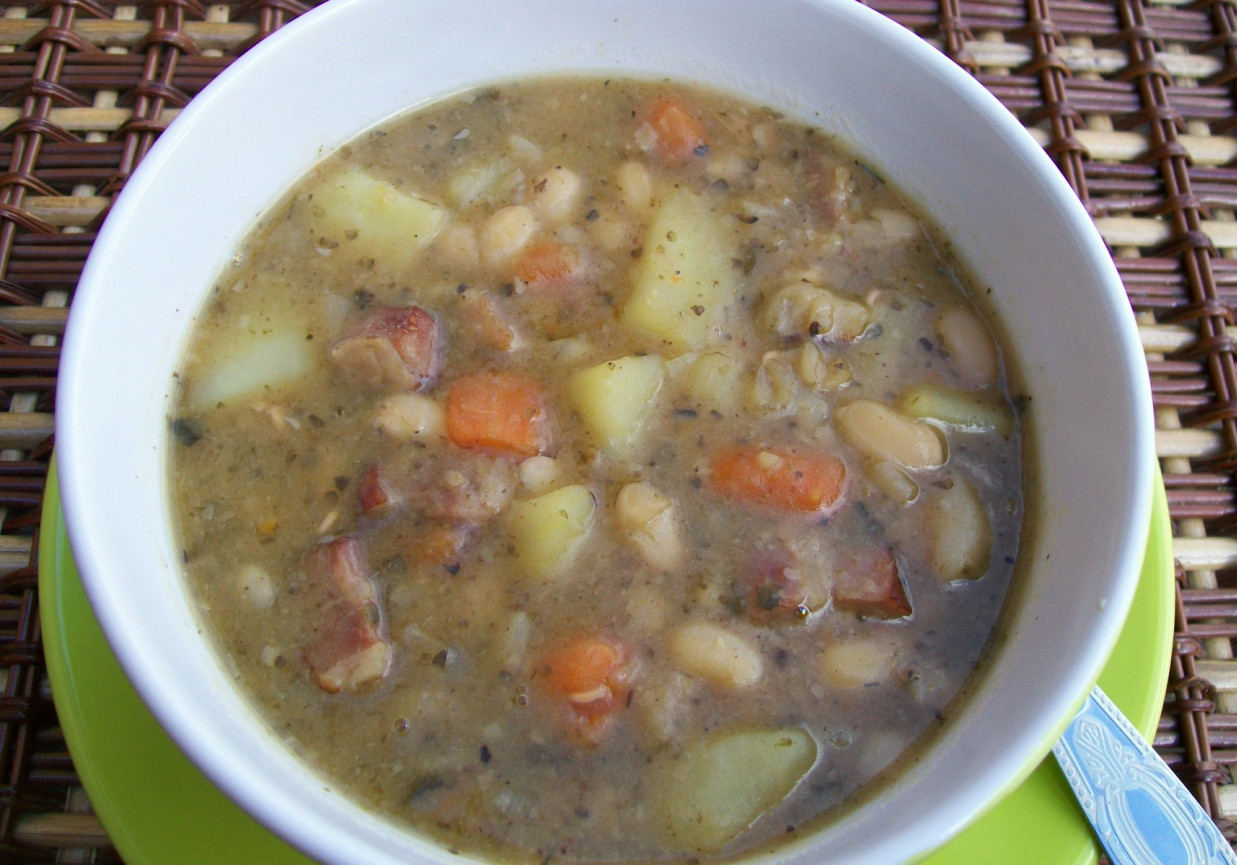 Pożywna zupa fasolowa foto