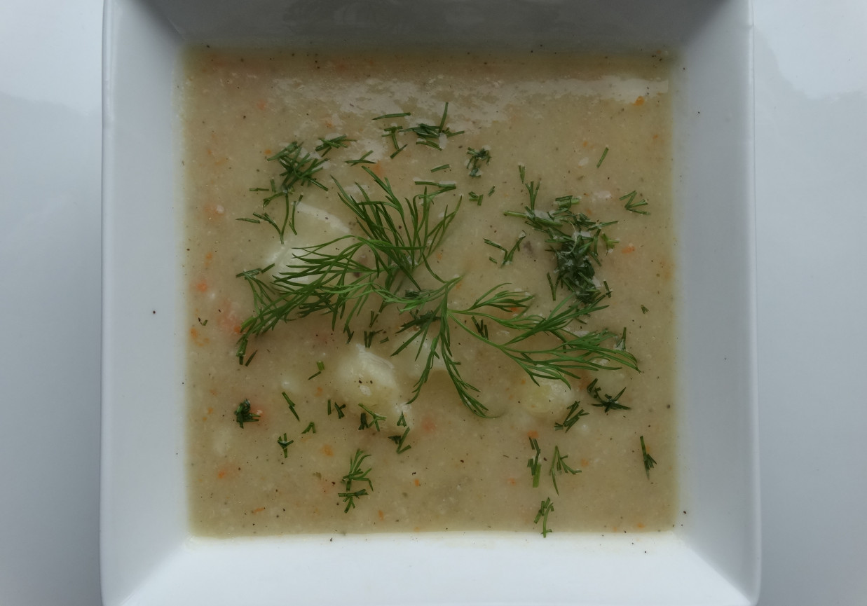 Pożywna zupa kalafiorowa foto