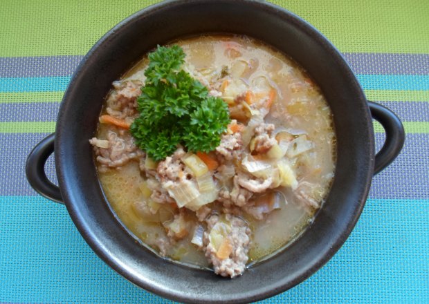 Fotografia przedstawiająca Pożywna zupa porowa z mięsem mielonym