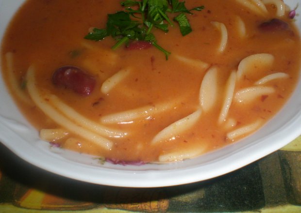 Fotografia przedstawiająca Pożywna zupa z czerwonej fasoli