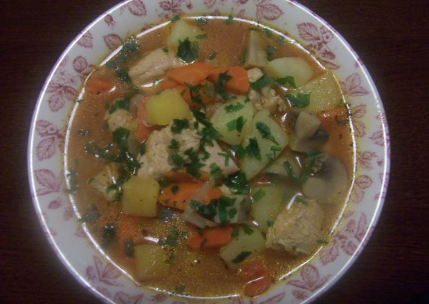 Fotografia przedstawiająca Pożywna zupa z kurczakiem