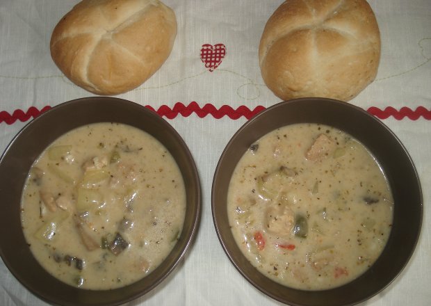 Fotografia przedstawiająca Pożywna zupa z szynką w składzie