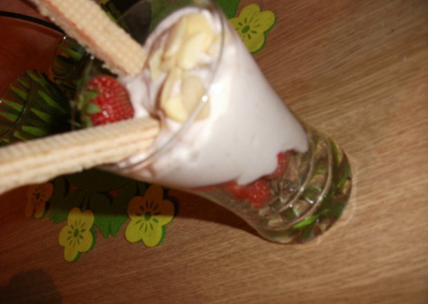Fotografia przedstawiająca Pożywny deser z truskawkami i migdałami