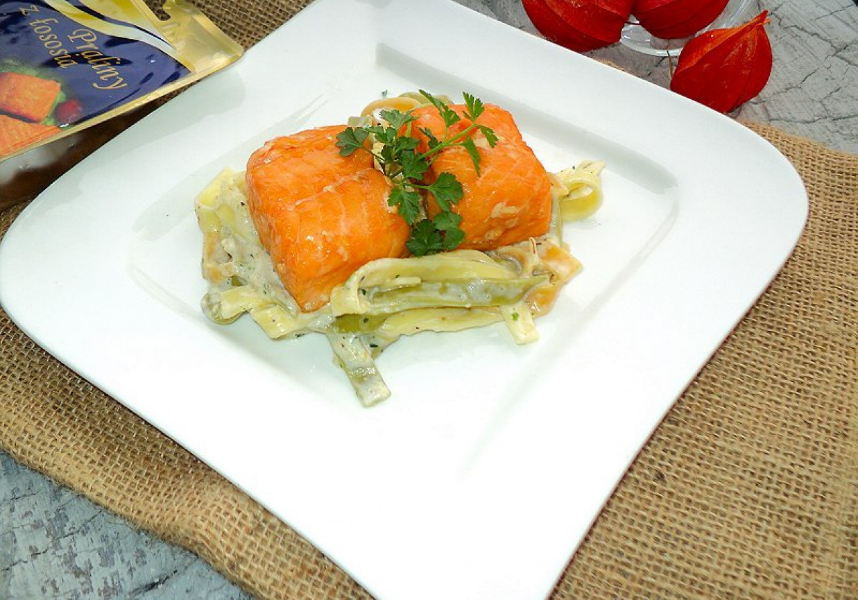 Pralinki z łososia na makaronie z sosem serowym foto