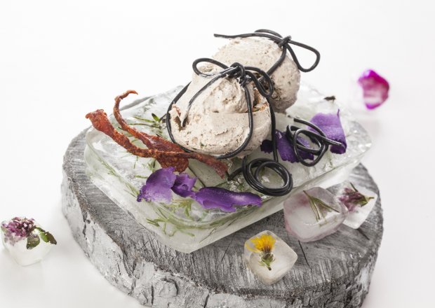 Fotografia przedstawiająca Prawdziwe lody deserowe z kiełbasy myśliwskiej z szynki