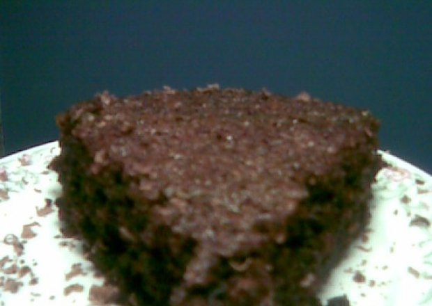 Fotografia przedstawiająca prawie francuskie ciasto czekoladowe
