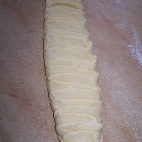 Krok 6 - Prawie jak ciasto, czyli drożdżowa strucla z serem :) foto
