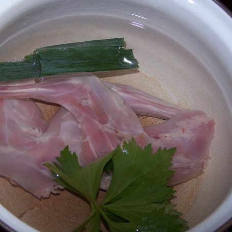 Krok 1 - Prawie jak fasolowa, czyli lekka zupa na króliku :) foto