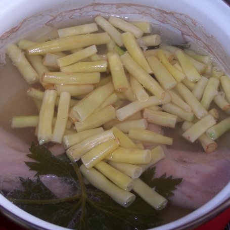 Krok 2 - Prawie jak fasolowa, czyli lekka zupa na króliku :) foto