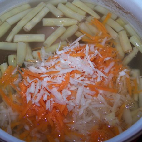 Krok 3 - Prawie jak fasolowa, czyli lekka zupa na króliku :) foto