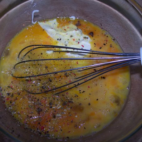 Krok 3 - Prawie jak omlet, czyli ziemniaki zapiekane z jajami i szpinakiem :) foto