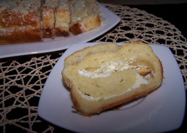 Fotografia przedstawiająca Prawie jak rolada, czyli drożdżowy zawijaniec z serem :)