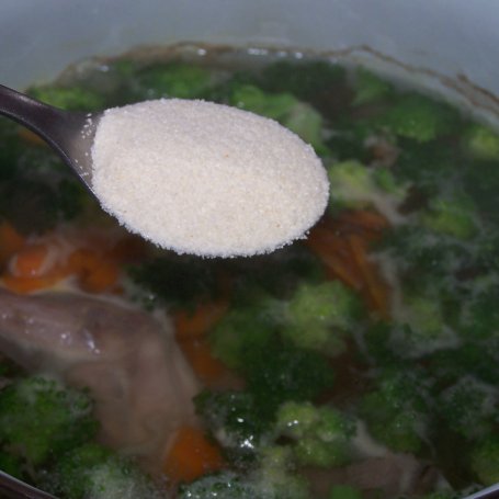 Krok 4 - Prawie jak rosół, czyli lekka zupa na króliku z kaszą manną :) foto