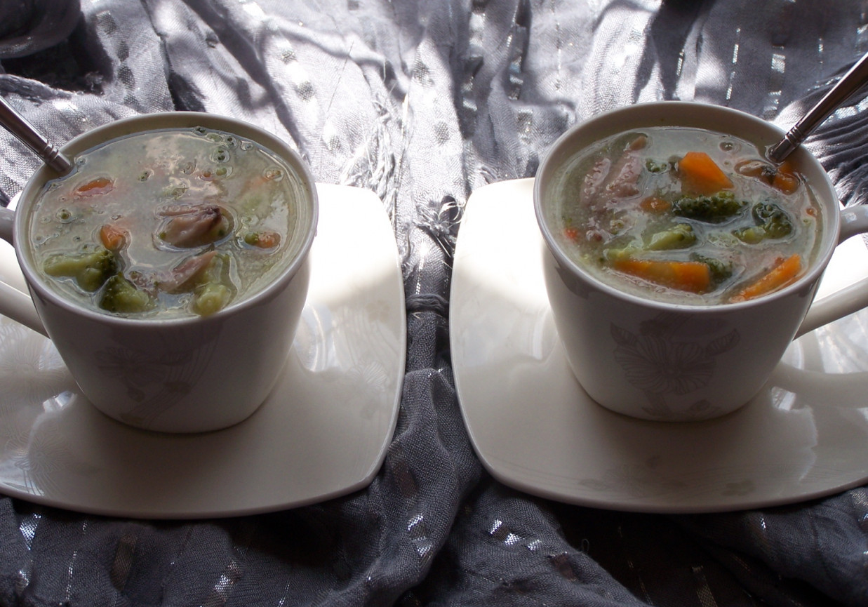 Prawie jak rosół, czyli lekka zupa na króliku z kaszą manną :) foto