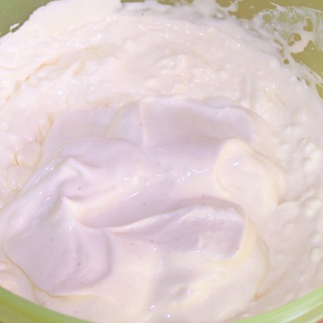 Krok 3 - Prawie jak Tiramisu, czyli sernik na zimno z owocami :) foto