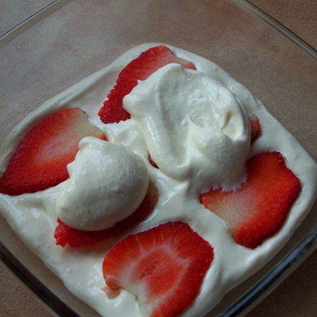Krok 6 - Prawie jak Tiramisu, czyli sernik na zimno z owocami :) foto