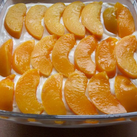 Krok 7 - Prawie jak Tiramisu, czyli sernik na zimno z owocami :) foto
