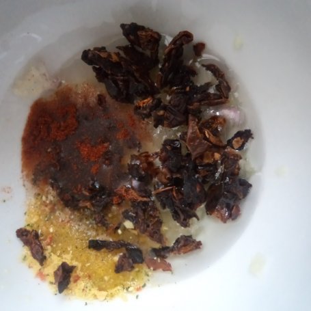 Krok 2 - Propozycja grillowa: Filety z uda kurczaka w marynacie z suszonych pomidorów i pestek dyni-zaserwowane z Mozzarellą :) foto