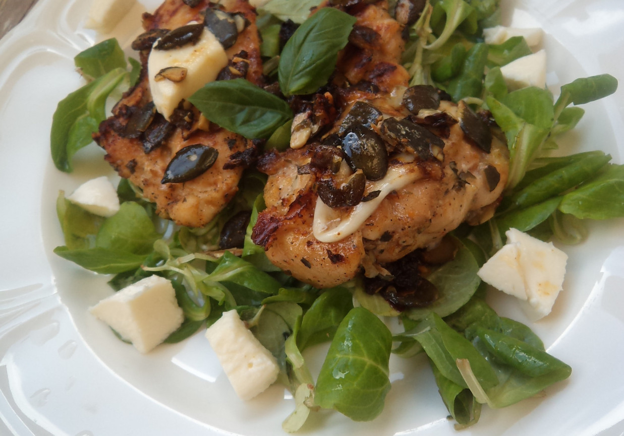 Propozycja grillowa: Filety z uda kurczaka w marynacie z suszonych pomidorów i pestek dyni-zaserwowane z Mozzarellą :) foto