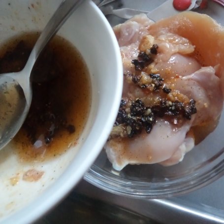 Krok 3 - Propozycja grillowa: Filety z uda kurczaka w marynacie z suszonych pomidorów i pestek dyni-zaserwowane z Mozzarellą :) foto