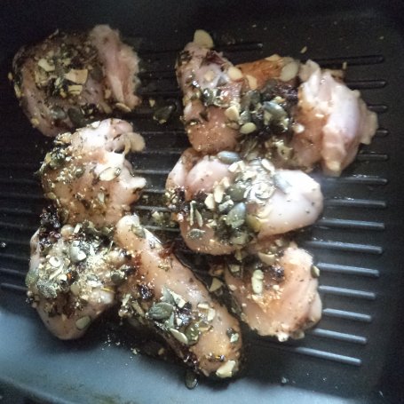 Krok 5 - Propozycja grillowa: Filety z uda kurczaka w marynacie z suszonych pomidorów i pestek dyni-zaserwowane z Mozzarellą :) foto