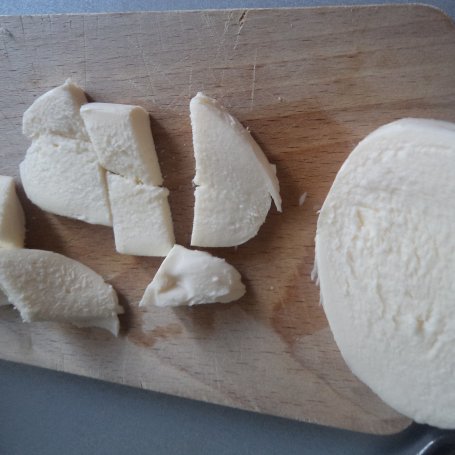 Krok 6 - Propozycja grillowa: Filety z uda kurczaka w marynacie z suszonych pomidorów i pestek dyni-zaserwowane z Mozzarellą :) foto