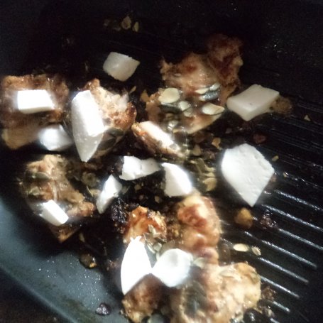 Krok 7 - Propozycja grillowa: Filety z uda kurczaka w marynacie z suszonych pomidorów i pestek dyni-zaserwowane z Mozzarellą :) foto