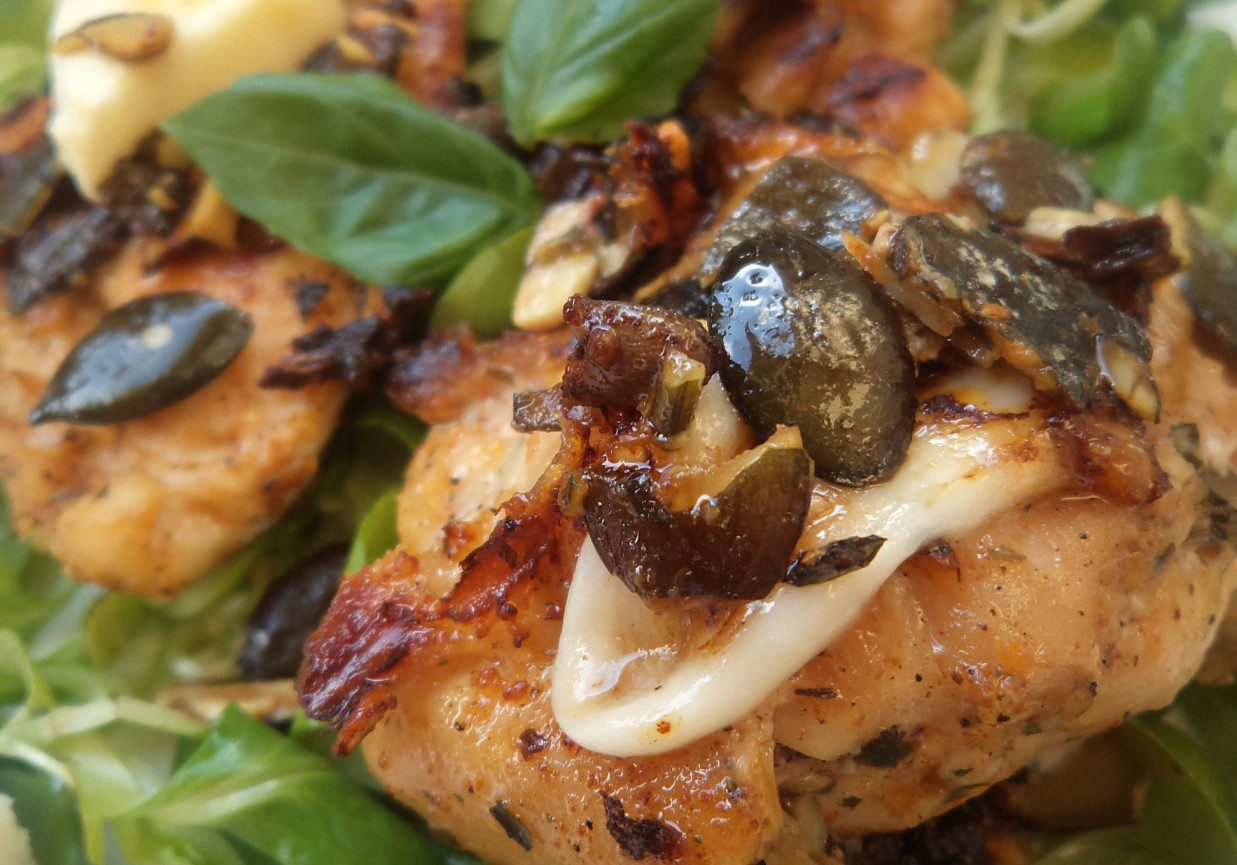 Propozycja grillowa: Filety z uda kurczaka w marynacie z suszonych pomidorów i pestek dyni-zaserwowane z Mozzarellą :) foto