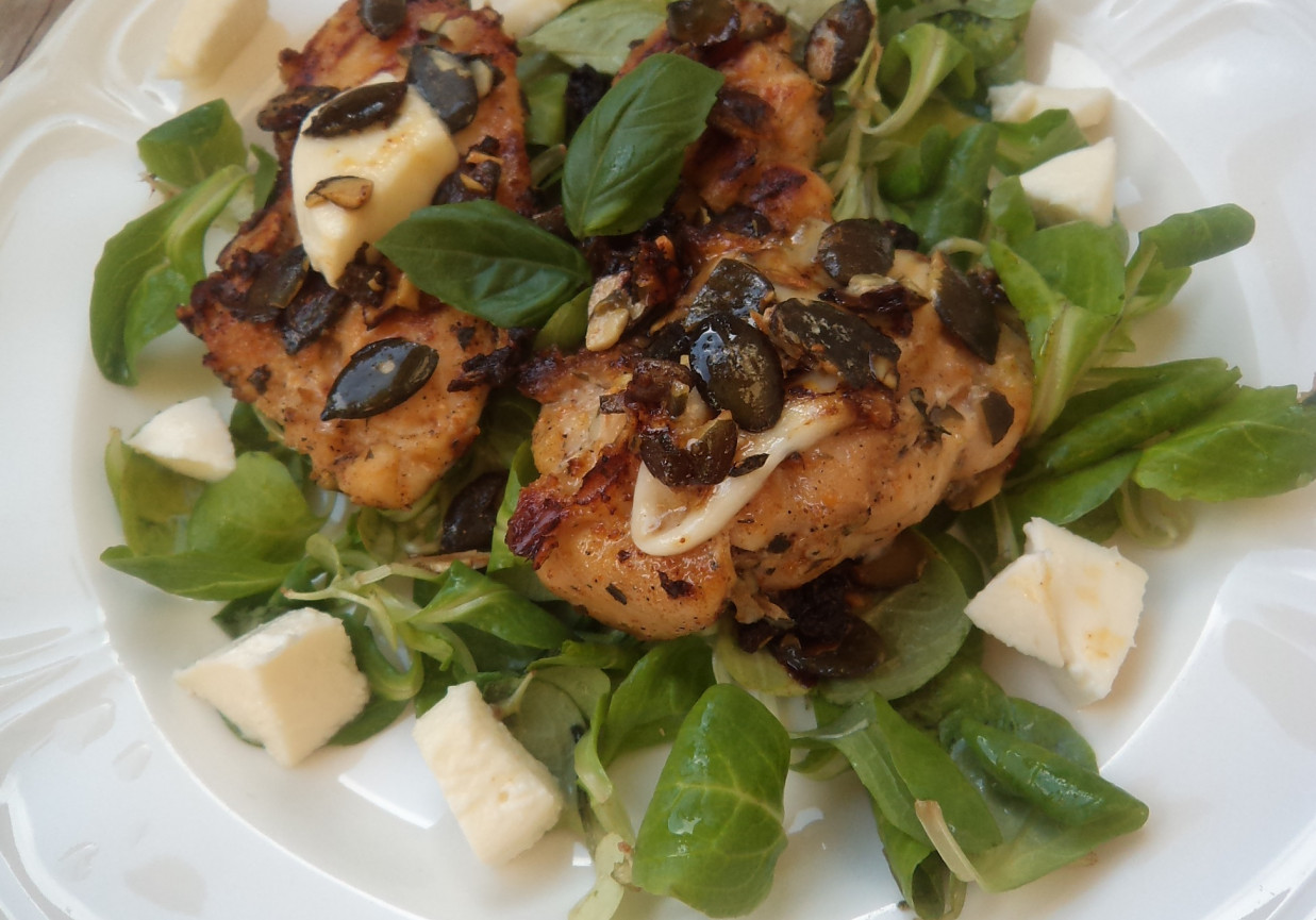 Propozycja grillowa: Filety z uda kurczaka w marynacie z suszonych pomidorów i pestek dyni-zaserwowane z Mozzarellą :) foto