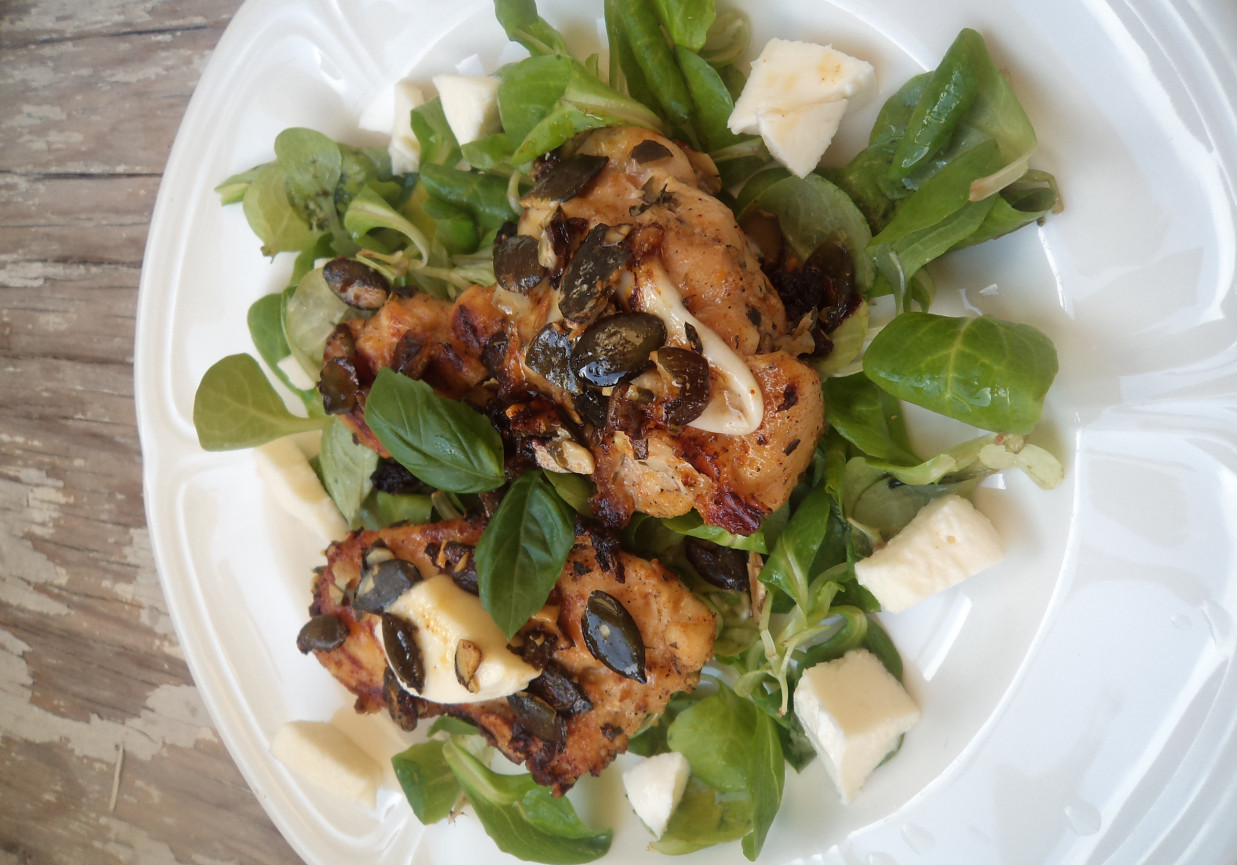 Propozycja grillowa: Filety z uda kurczaka w marynacie z suszonych pomidorów i pestek dyni-zaserwowane z Mozzarellą :) foto