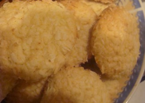Fotografia przedstawiająca Prościutkie kokosowe ciasteczka