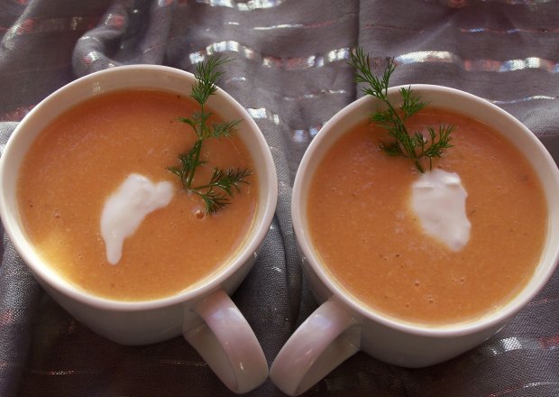 Fotografia przedstawiająca Prosta, ale smaczna zupa, czyli krem marchewkowo-ziemniaczany z jajem :)