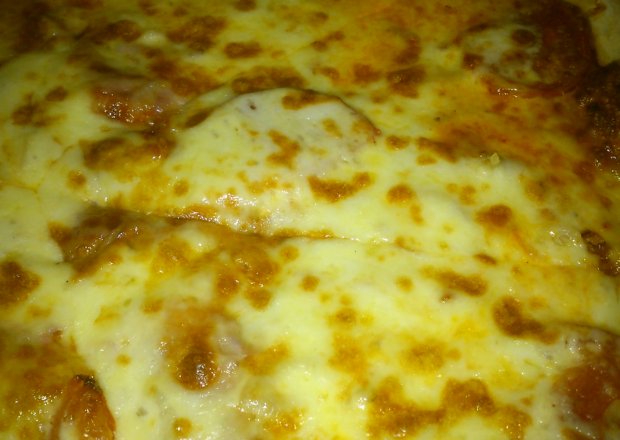 Fotografia przedstawiająca prosta pizza serowa