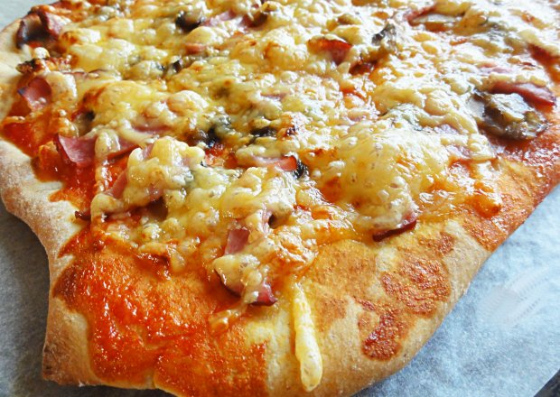 Fotografia przedstawiająca Prosta pizza z pieczarkami i szynką