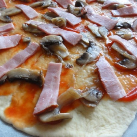 Krok 2 - Prosta pizza z pieczarkami i szynką foto