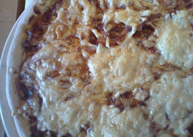 Fotografia przedstawiająca Prosta pizza z szynką