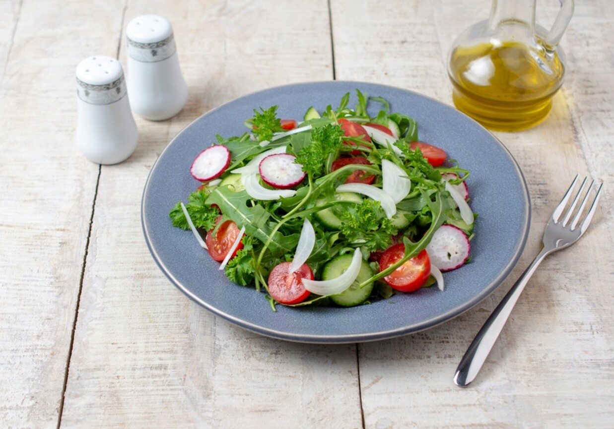 Prosta sałatka do grilla z sosem ziołowo-czosnkowym foto