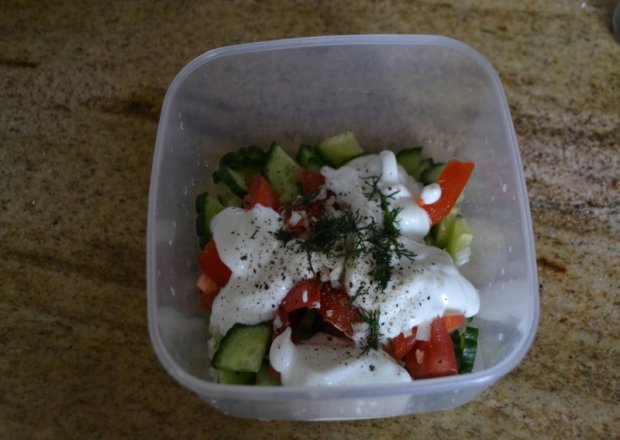 Fotografia przedstawiająca prosta sałatka obiadowa