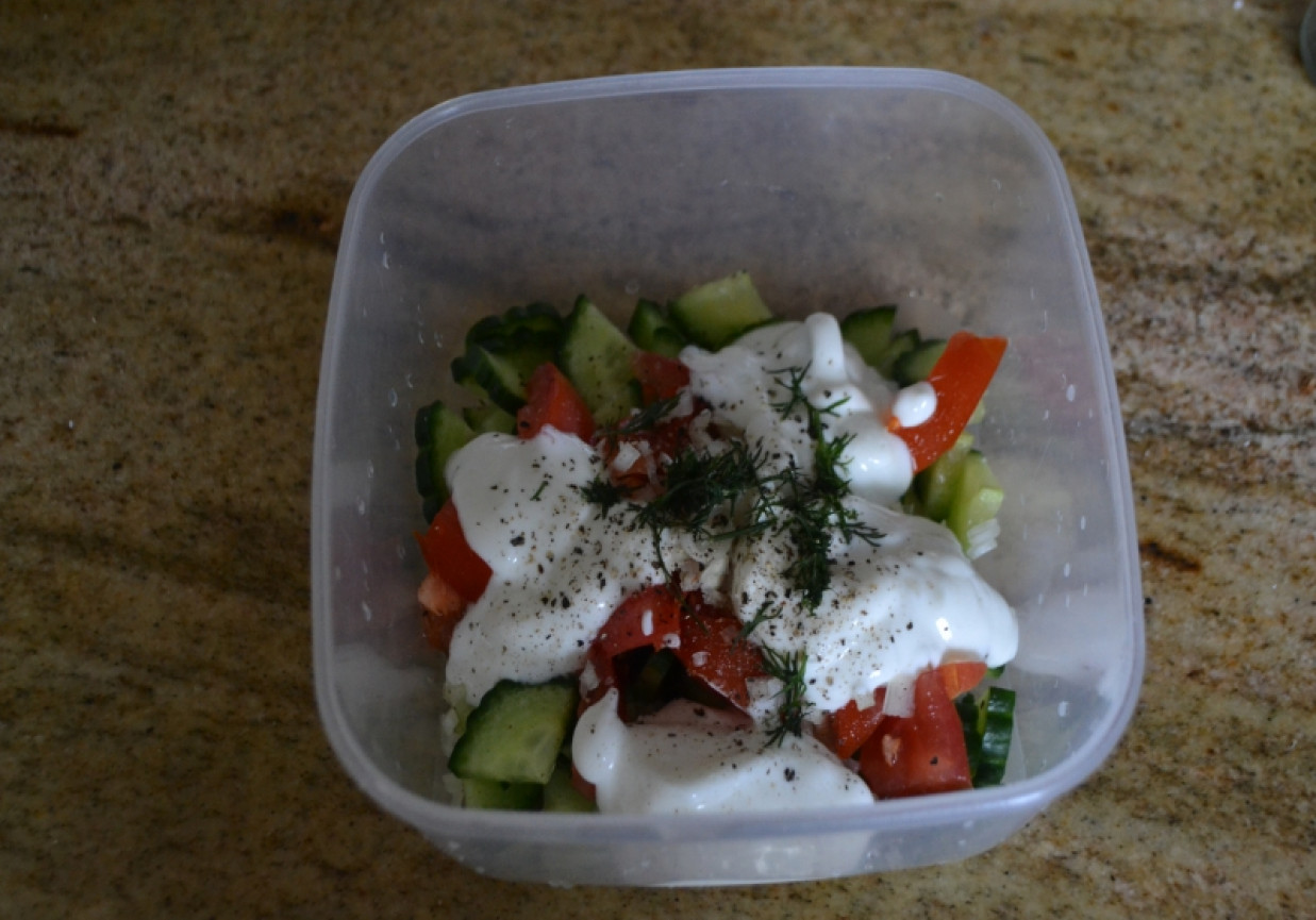 prosta sałatka obiadowa foto