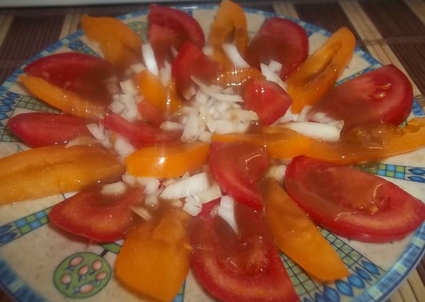 Fotografia przedstawiająca Prosta sałatka podwójnie pomidorowa