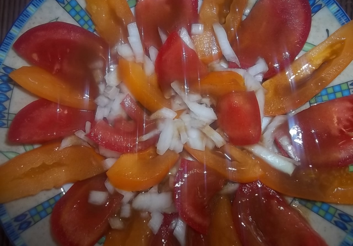Prosta sałatka podwójnie pomidorowa foto