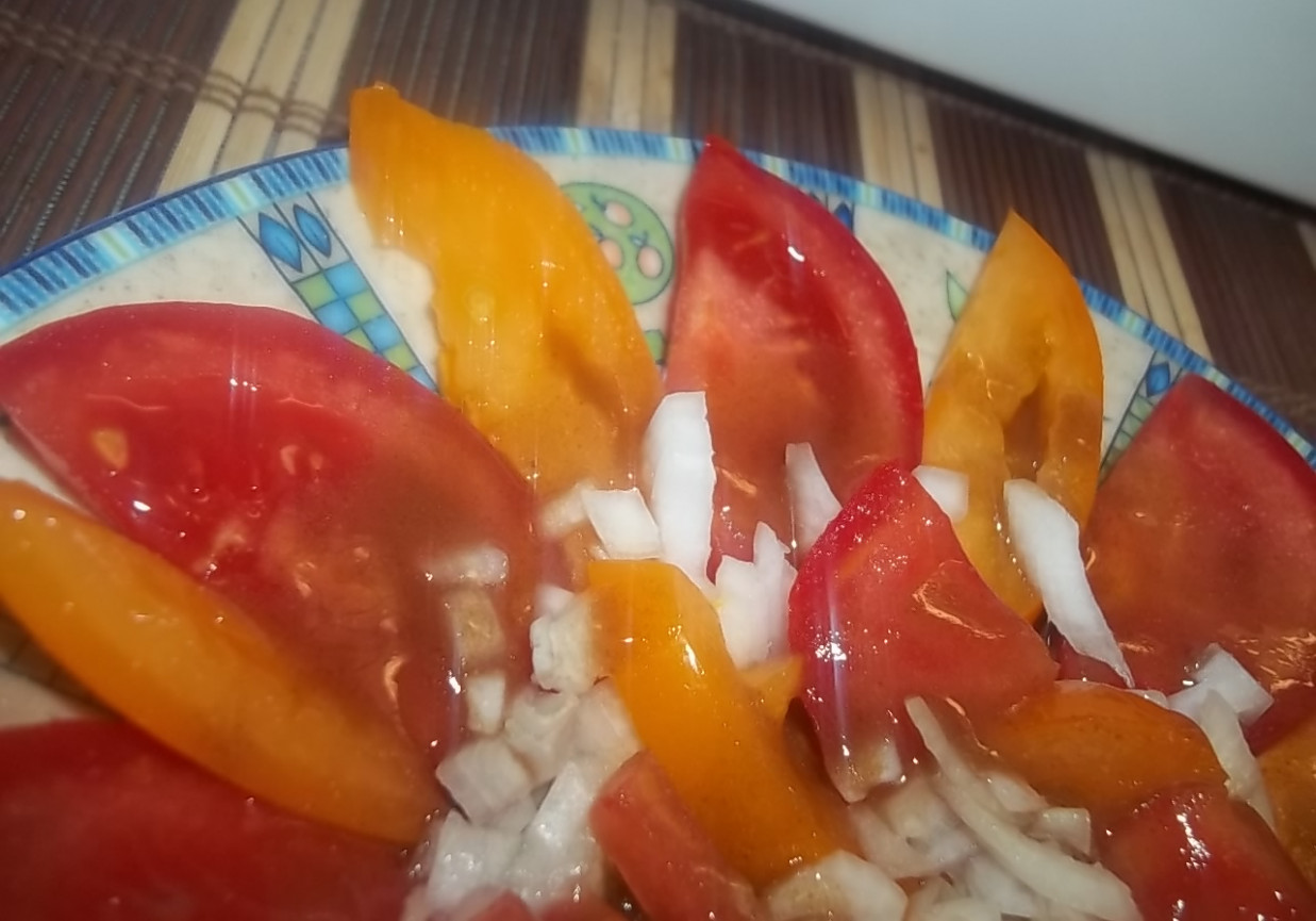 Prosta sałatka podwójnie pomidorowa foto