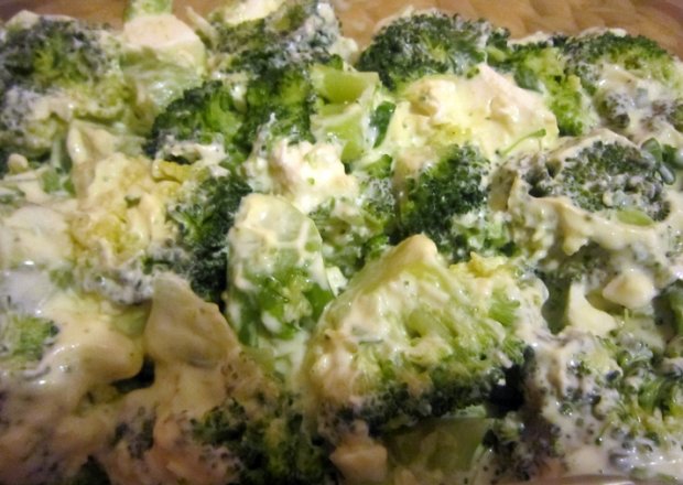 Fotografia przedstawiająca Prosta sałatka z brokułów